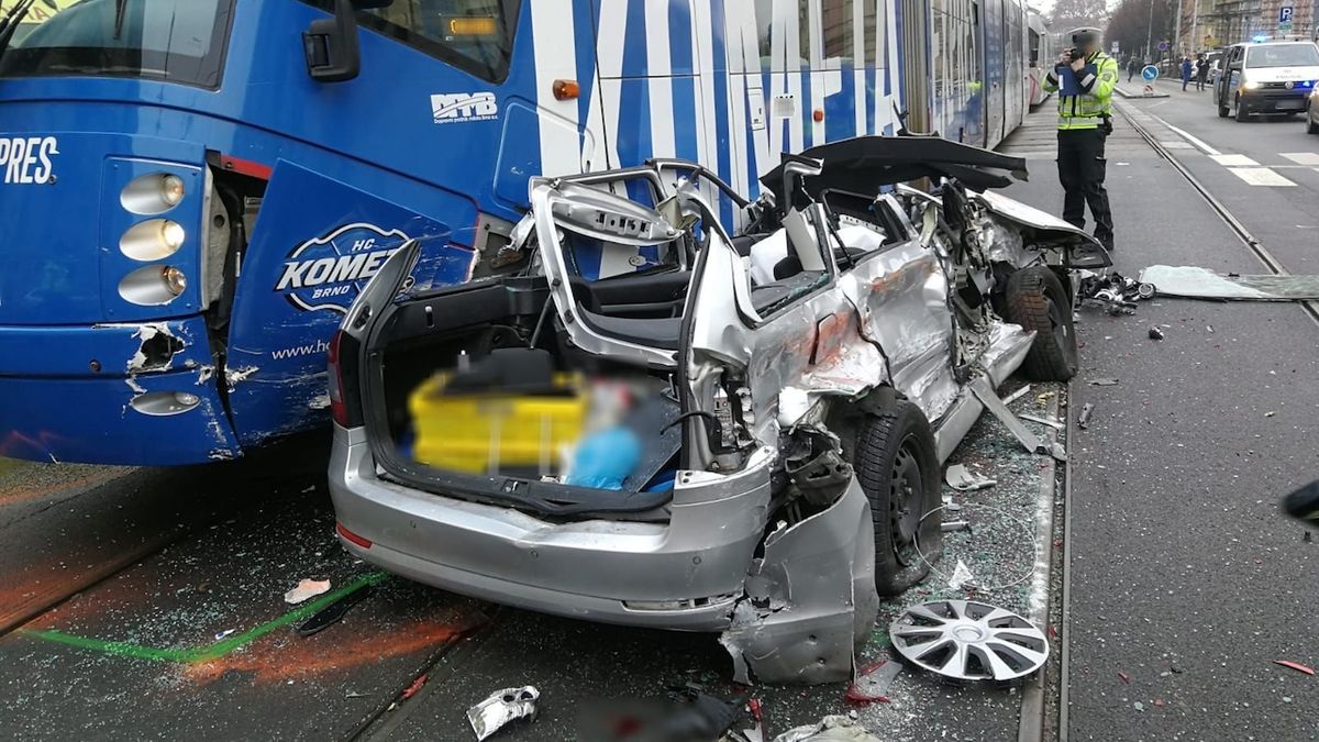 Tramvaje skříply v Brně auto jako do svěráku, řidiče museli vyprostit